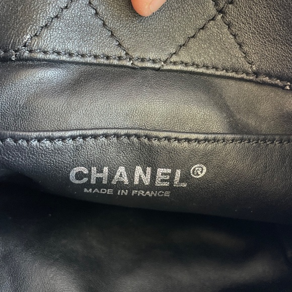 CHANEL Pre-Owned 2008-2009 Black & White Quilted Lambskin Vertical Shopping Bag - Picture 12 of 12